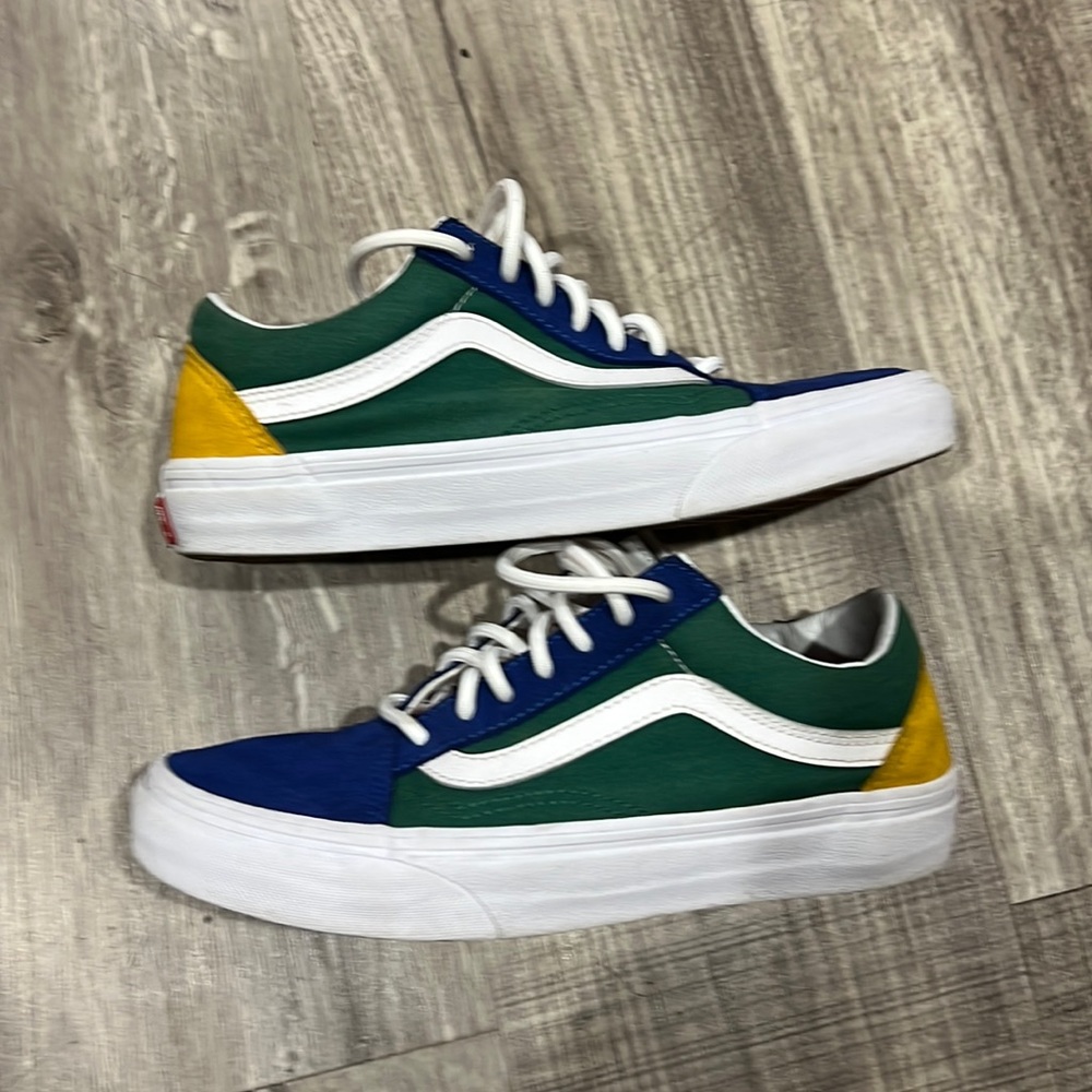 I have a pair of old Skool yacht club vans size 5.5 men or 7.0 women for $30.